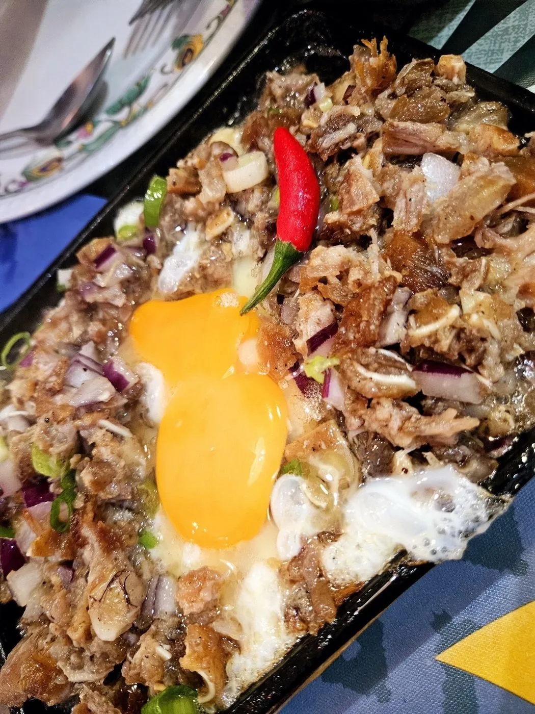 Sizzling sisig con huevo